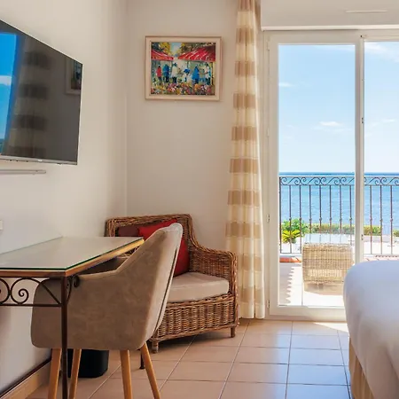 Hotel De La Pyramide