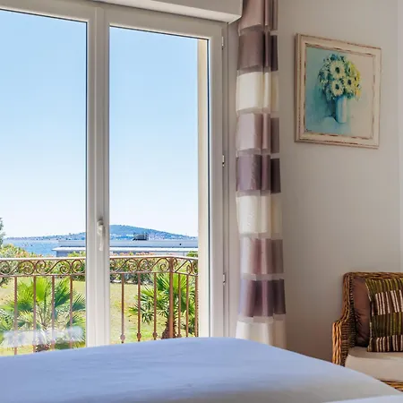 De La Pyramide Mèze