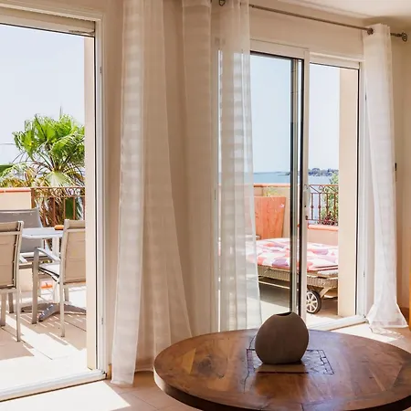 De La Pyramide Hotel 3*