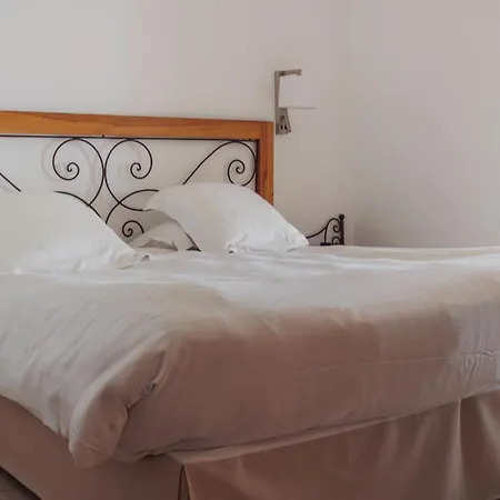 De La Pyramide Hotel