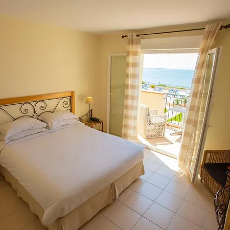 Hotel De La Pyramide