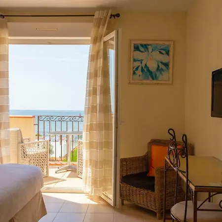 De La Pyramide Hotel 3*