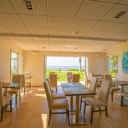 De La Pyramide Mèze