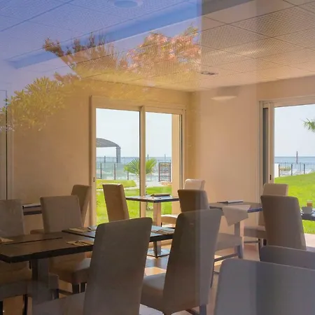 De La Pyramide Mèze