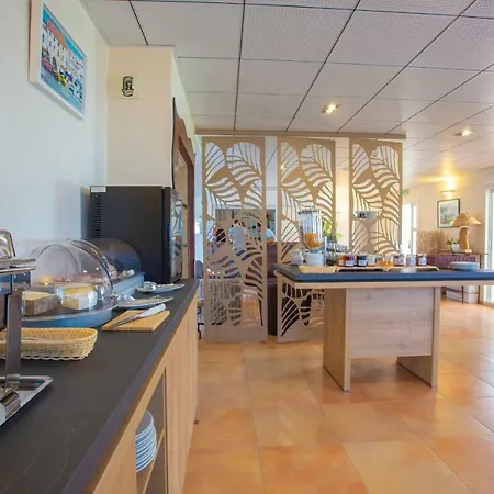 De La Pyramide Hotel 3*