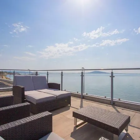 De La Pyramide Mèze